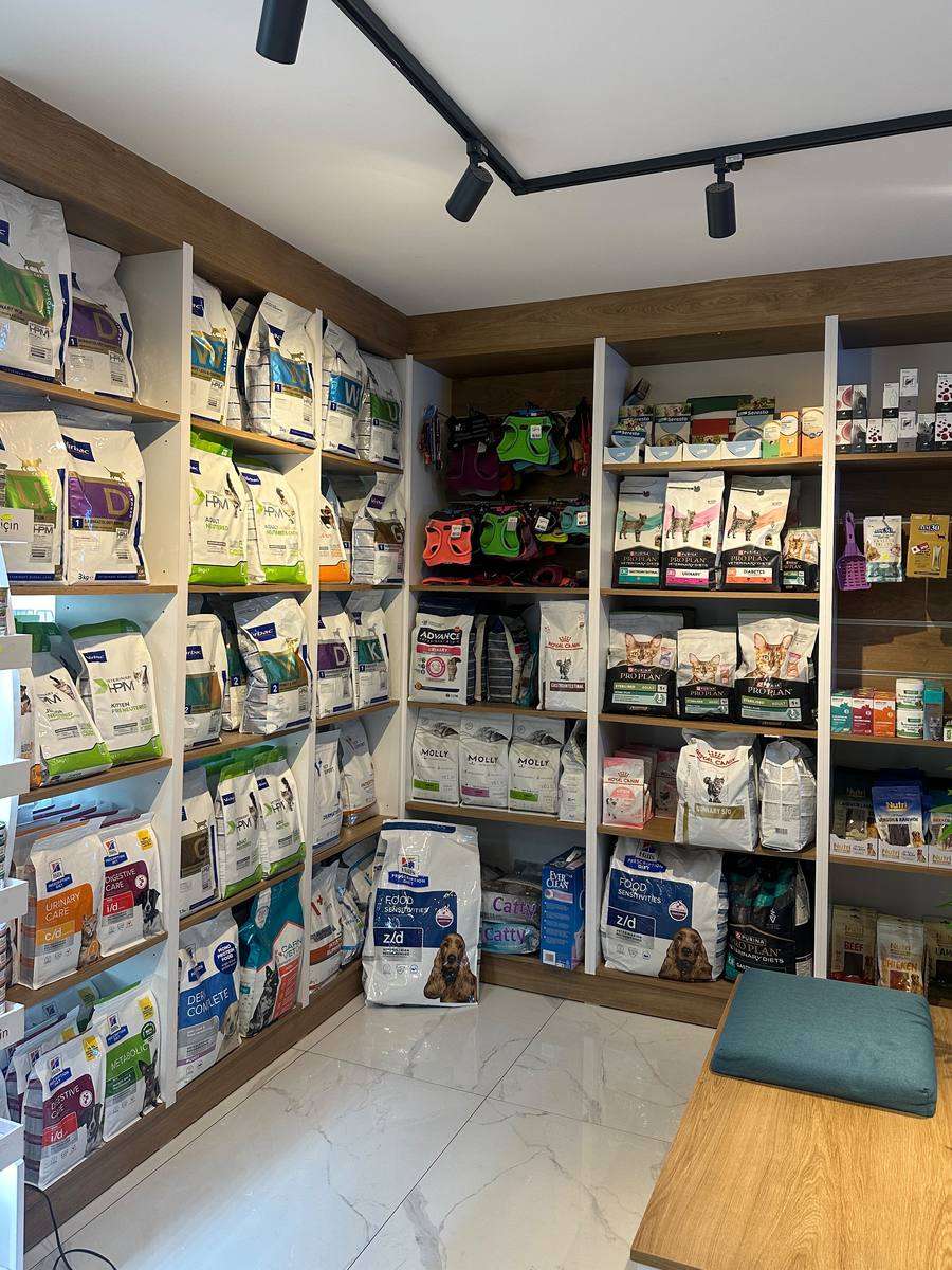 Hospetia Veteriner Kliniği pet market rafları